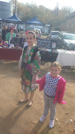  Frumusetea si falosenia portului popular dezestean de 24 carate