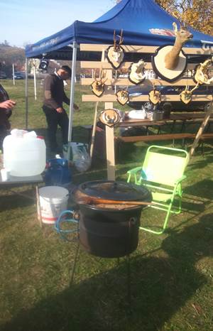 Standul clubului din Bocsa in toata mandria lui, caldarea cu popricas si lingura de mestecat asteapta oaspetii la degustare, iar trofeele expuse dovedesc activitatea vanatoreasca