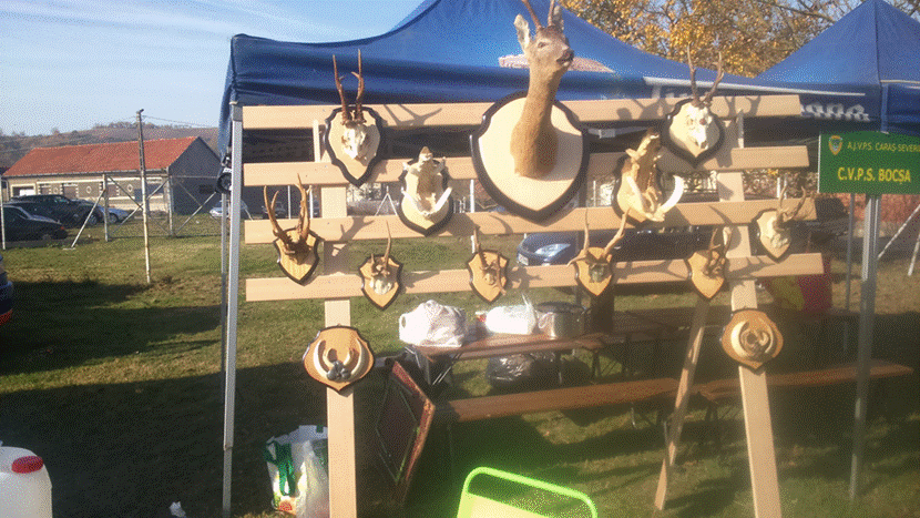 Standul clubului din Bocsa in toata mandria lui, caldarea cu popricas si lingura de mestecat asteapta oaspetii la degustare, iar trofeele expuse dovedesc activitatea vanatoreasca