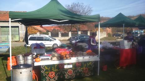 Grupa din Berzovia prezenta la festival cu bunatati specifice locului  