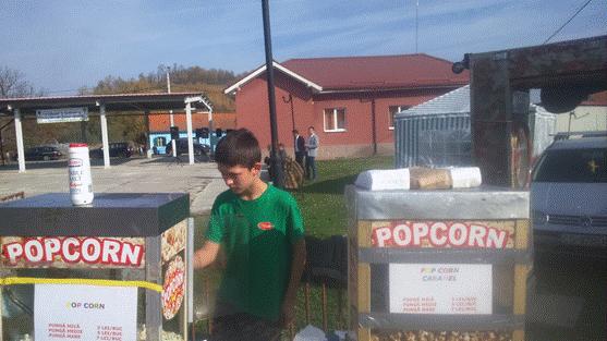 Popocornul este nelipsit de la orice festival, dar aici este promovat de un frumos comerciant