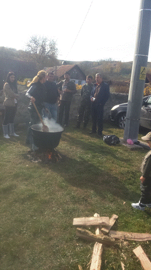  Grupa din Dezesti &ndash; Farliug pregateste popricasul cu doua frumoase doamne