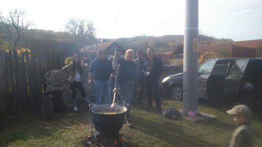 Copiii asteapta cu nerabdare sa deguste popricasul gatit la festival